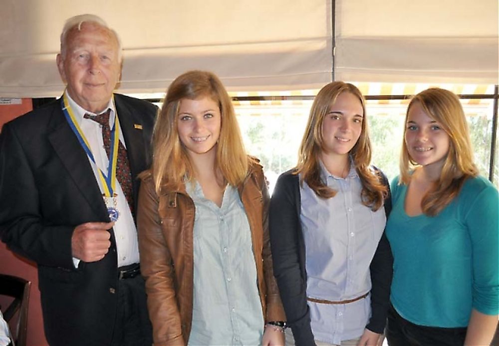 Tre elever fr&aring;n Svenska-, Norska- och Finska skolan har mottagit stipendier av Nordiska Rotarianer.