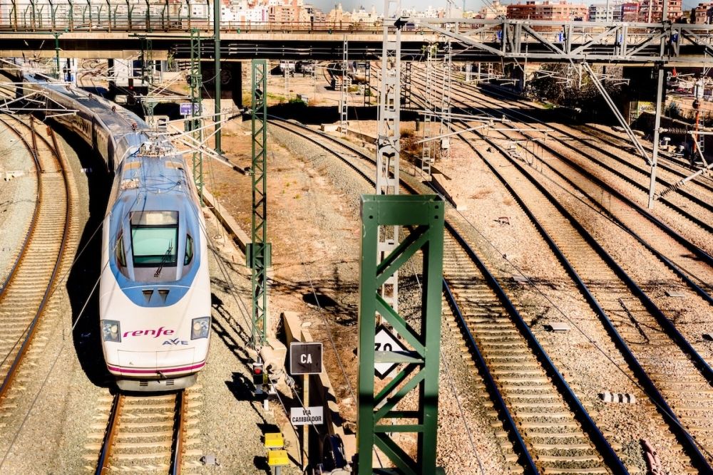 Det nya m&aring;nadskortet ska kosta 30 euro f&ouml;r unga under 26 &aring;r men g&auml;ller inledningsvis inte p&aring; tunnelbanor eller lokala bussar som styrs av regionerna.