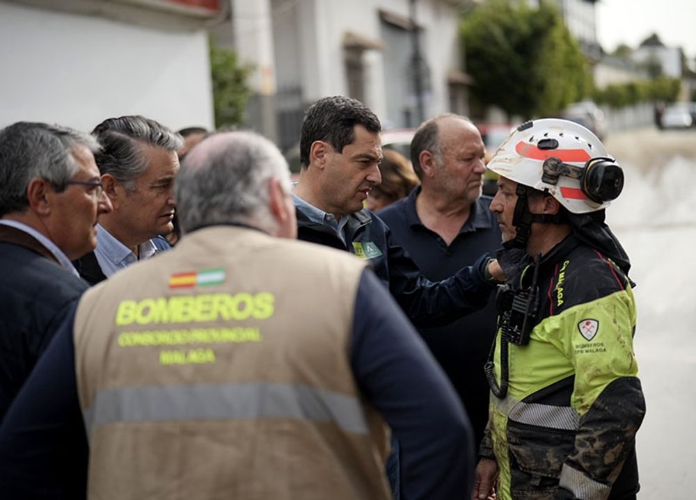Den andalusiske regionpresidenten Juanma Moreno betonar att faran &auml;nnu inte &auml;r &ouml;ver, trots att regnet upph&ouml;rt. Foto: @JuanMa_MorenoX