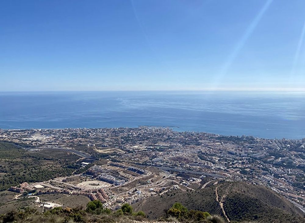 Denna vackra utsikt &ouml;ver Benalm&aacute;dena och Torremolinos fr&aring;n Monte Calamorro borde r&auml;cka som kick, utan att beh&ouml;va tillgripa shower med f&aring;glar i kedjor.