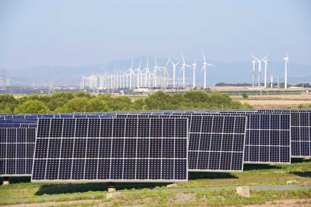 Den spanska energimixen med sol, vind och k&auml;rnkraft bidrar till stabilare elpriser trots global os&auml;kerhet.