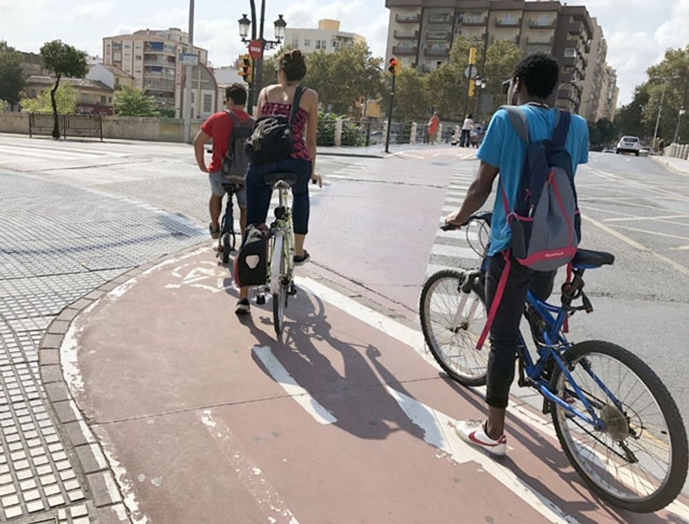 Cyklingen uppges &ouml;ka i st&auml;derna och cykeln har rekommenderats som ett s&auml;kert transportmedel i pandemitider.