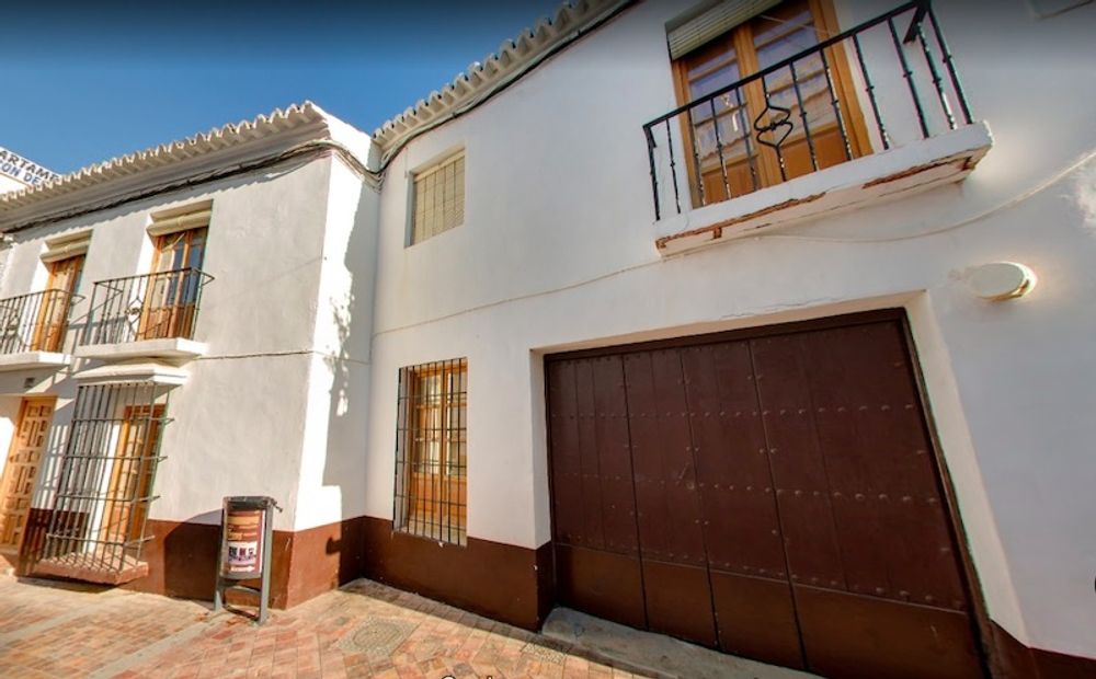 Casa Lorca ligger mitt i centrala Nerja, p&aring; Calle Carabeo. Foto: Google Maps