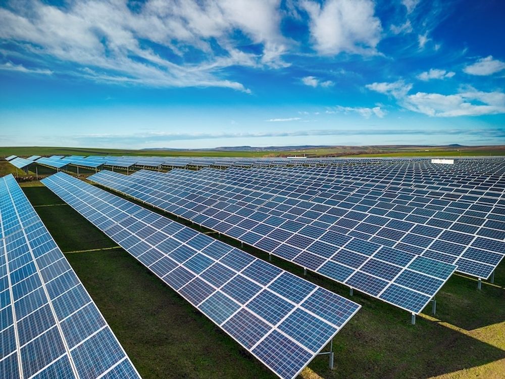 Den billiga solenergin g&ouml;r att elpriserna nu &auml;r betydligt l&auml;gre p&aring; dagen &auml;n p&aring; kv&auml;llen.