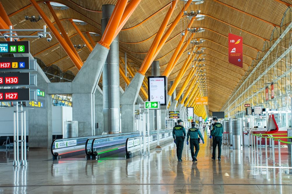 S&auml;kerhetspersonal och nattarbetare p&aring; Barajas flygplats beskriver situationen som alltmer otrygg.