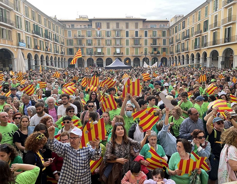 Plaza Mayor i Palma fylldes till bristningsgr&auml;nsen av demonstranterna. Foto @ocbcat/X
