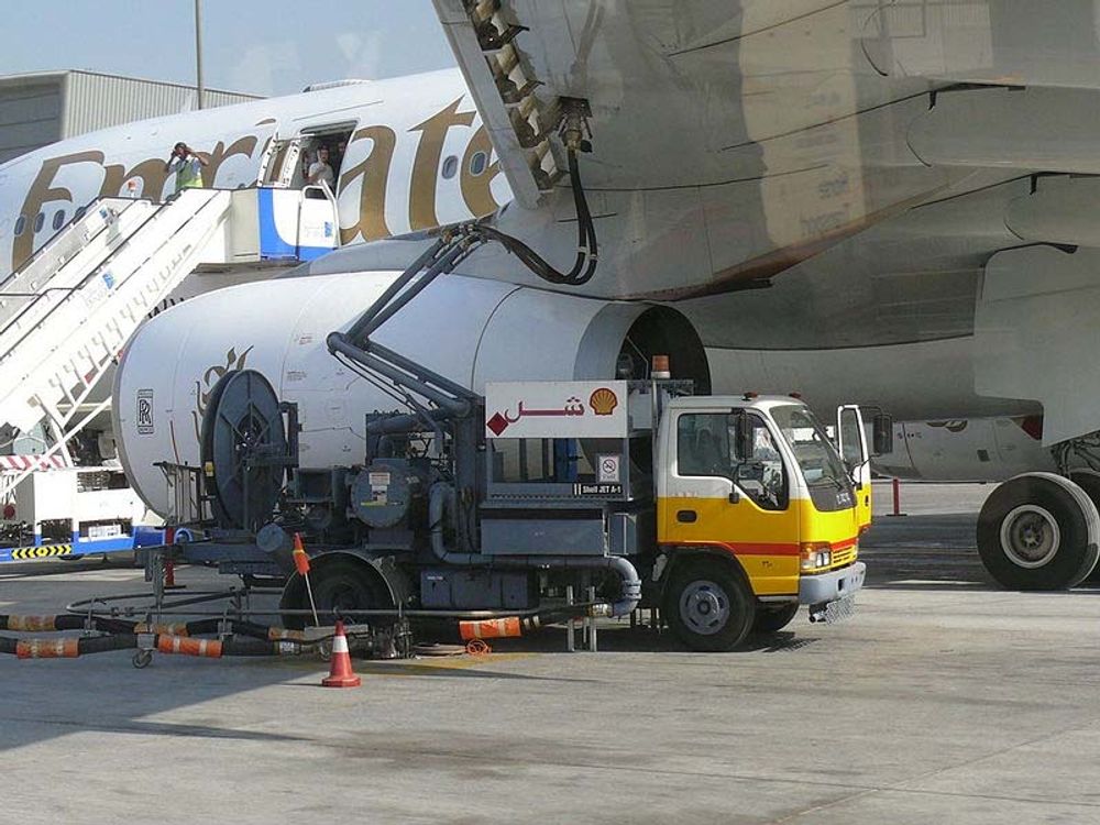 Flygbolaget Emirates s&ouml;ker kabinpersonal i ett flertal spanska st&auml;der, men ett grundvillkor &auml;r att bo i Dubai minst tre &aring;r.