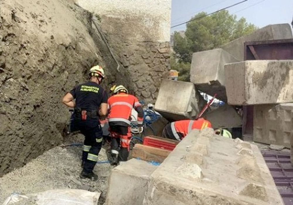 R&auml;ddningstj&auml;nsten ryckte snabbt ut till olycksplatsen men 53-&aring;ringen var redan d&ouml;d vid deras ankomst. Foto: Bomberos de Almu&ntilde;&eacute;car