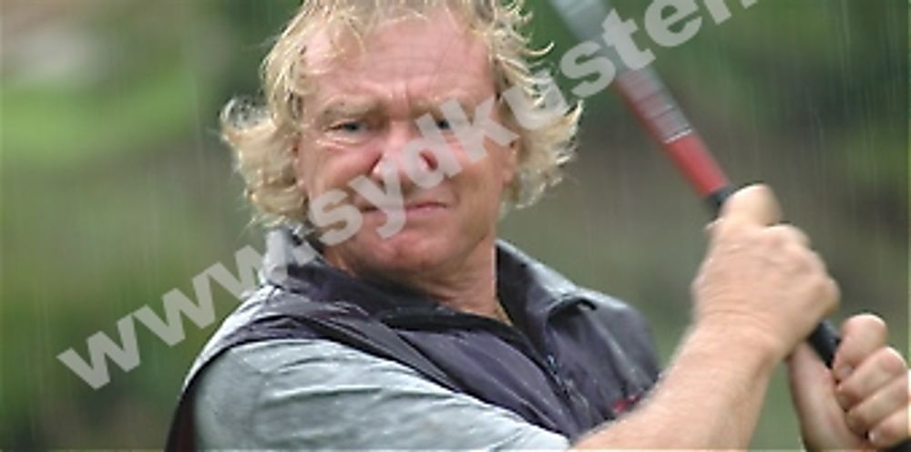 Deltagarna i t&auml;vlingen p&aring; El Chaparral Golf sl&ouml;t upp mangrannt trots ih&auml;rdigt regn. P&aring; bilden &auml;r det Bengt-&Aring;ke Sevedag som visar sportsmannaanda.