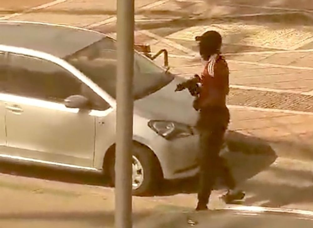 I juli f&ouml;rra &aring;ret sk&ouml;t en maskerad man med automatgev&auml;r vid samma k&ouml;pcenter.