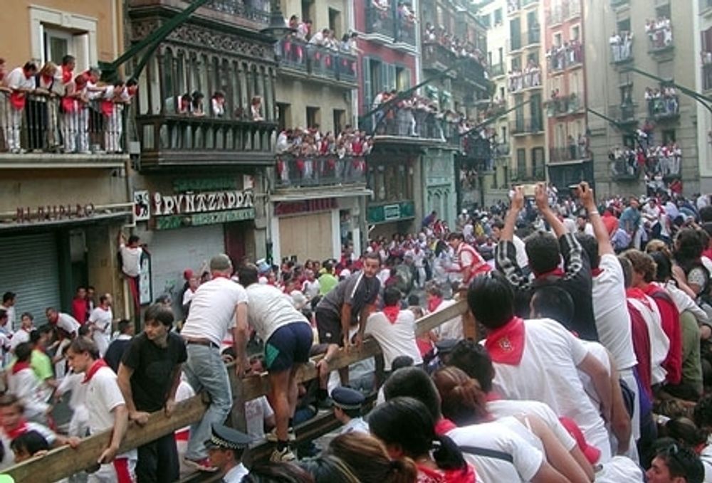Gruppv&aring;ldt&auml;kten utf&ouml;rdes under San Fermin-firandet i Pamplona 2016. Foto: Bernard bill5/Wikimedia Commons ARKIVBILD