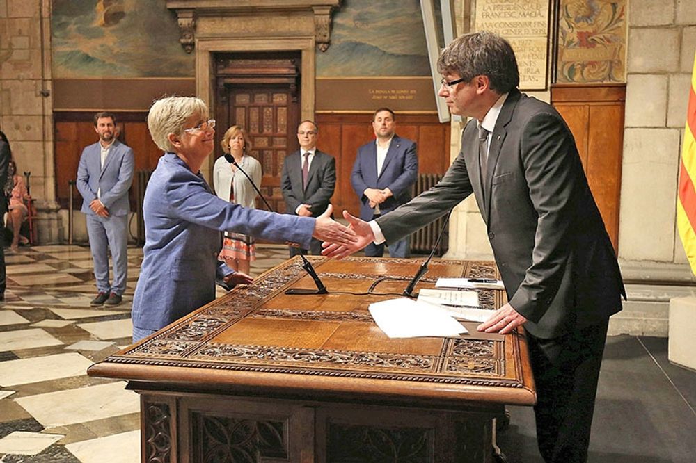 Clara Ponsat&iacute; n&auml;r hon svor in som katalanskt r&aring;d inf&ouml;r d&aring;varande regionpresidenten Carles Puigdemont.