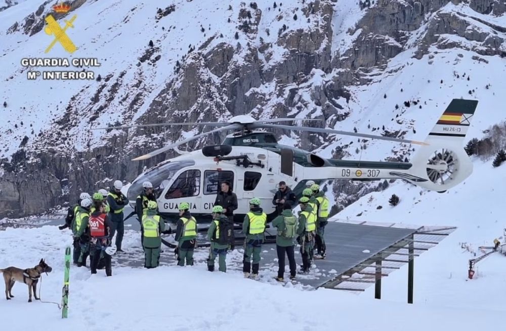 R&auml;ddningsarbetet p&aring;gick intensivt under eftermiddagen med hj&auml;lp av hundpatruller och helikopter i det sv&aring;rtillg&auml;ngliga omr&aring;det vid Pico Tablato. Foto: Guardia Civil