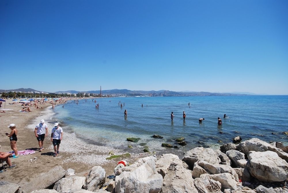 M&aring;nga str&auml;nder i M&aacute;lagaprovinsen fick stoppa tillstr&ouml;mningen av bes&ouml;kare p&aring; s&ouml;ndagen, bland annat i M&aacute;laga stad.