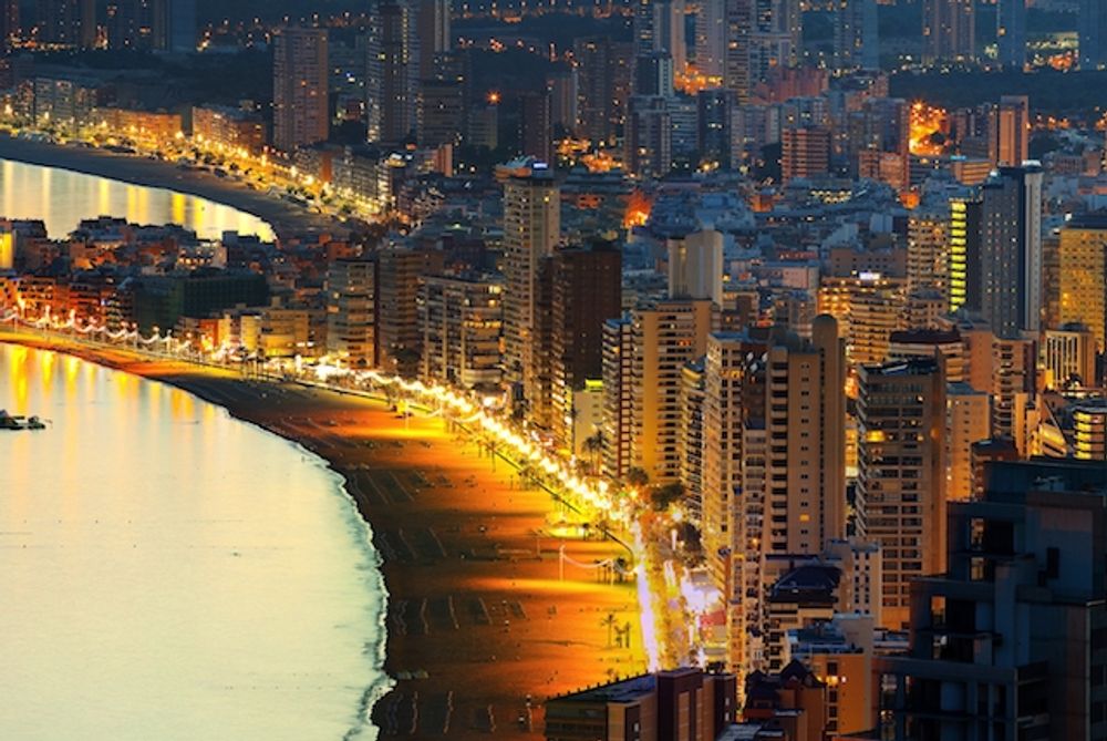 Den ovanligt h&ouml;ga smittfrekvensen i Benidorm tros ha samband med de h&ouml;ga smittsiffrorna i Storbritannien.