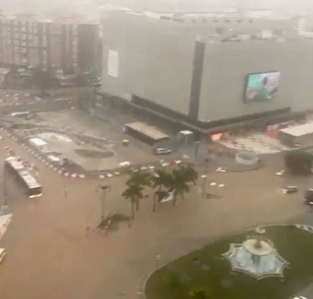 &Ouml;versv&auml;mningar i centrala M&aacute;laga, vid El Corte Ingl&eacute;s. Foto: @RaquelRp39/X