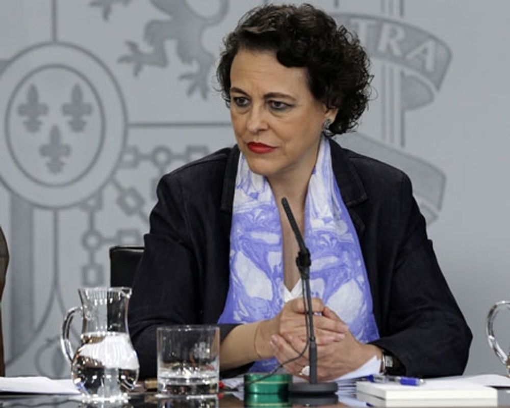 Arbetsmarknadsministern Magdalena Valerio menar att arbetsgivarna borde ha haft registreringssystemen klara i tid.