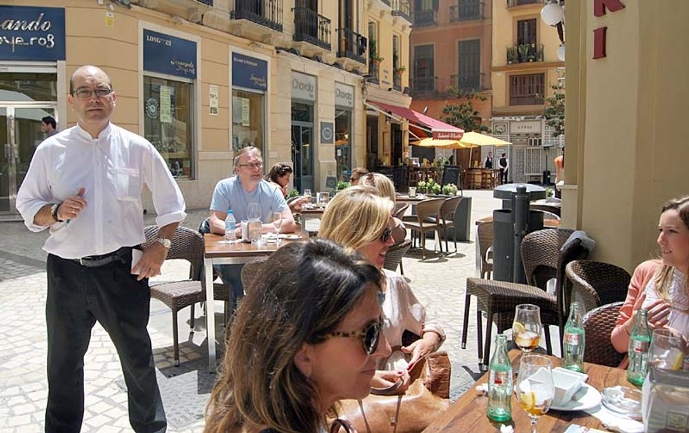 Kommunstyrelsen i M&aacute;laga har g&aring;tt till aktion mot olagliga uteserveringar i centrum. Serveringen p&aring; bilden har ingen direkt anknytning till nyheten.