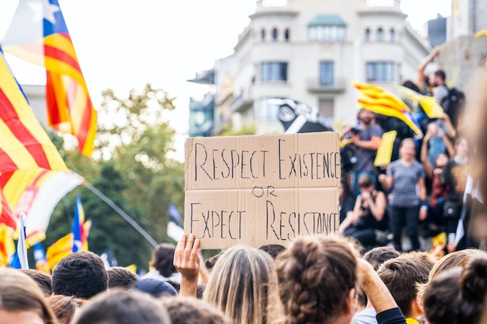 EU:s tillr&auml;ttavisning kommer efter flera veckor av v&aring;ldsamma protester mot f&auml;ngslandet av rapparen Pablo Has&eacute;l.