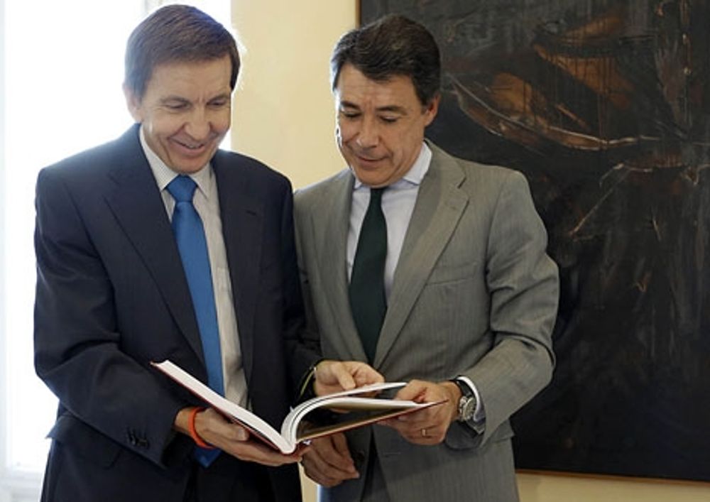 Manuel Moix (till v&auml;nster) med numera h&auml;ktade Ignacio Gonz&aacute;lez. Foto: Comunidad de Madrid