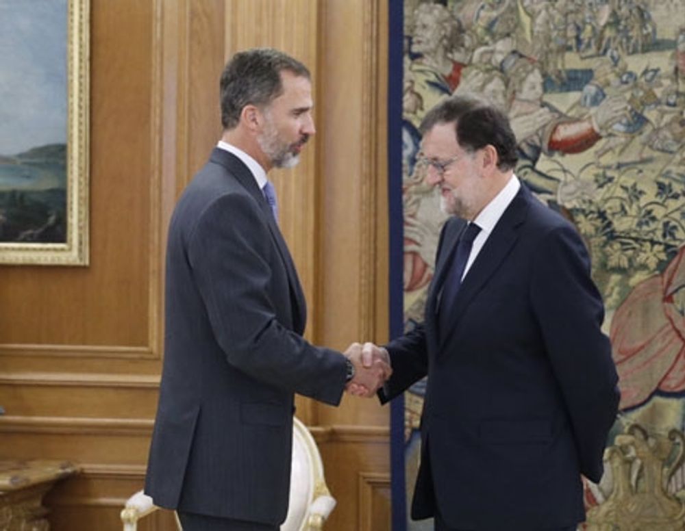 F&ouml;r tredje g&aring;ngen har kung Felipe tilldelat en kandidat uppgiften att bilda regering och f&ouml;r andra g&aring;ngen &auml;r det Rajoy som antar utmaningen. Foto: Casa Real