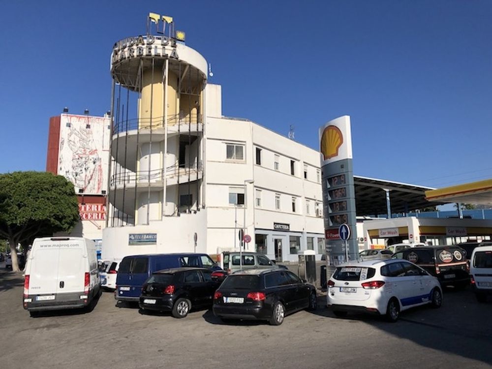 B&aring;de hotellet Ciudad de Marbella och den intilliggande bensinstationen bryter mot den g&auml;llande stadsplanen fr&aring;n 1986.