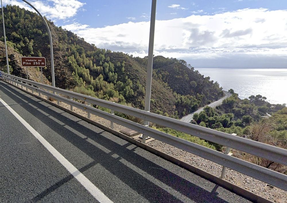 Den gamla kurviga kustv&auml;gen N-340 g&aring;r nedanf&ouml;r den nya motorv&auml;gen. Foto: Google Maps