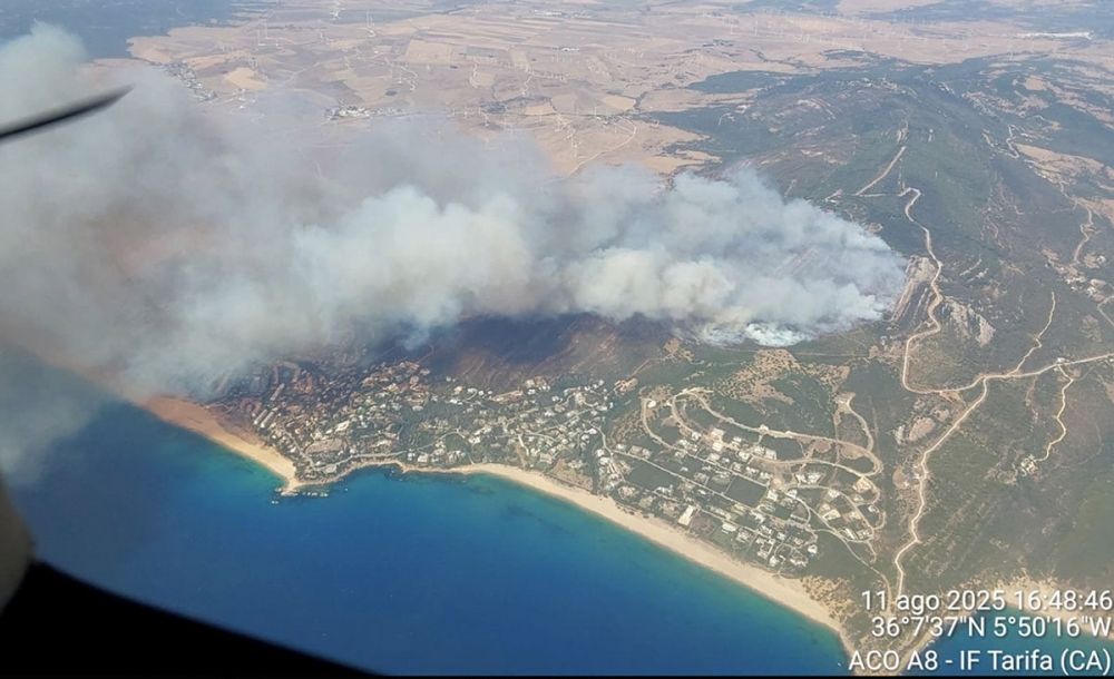 Tarifa upplever sin andra sv&aring;ra brand p&aring; bara en vecka och tusentals personer har f&aring;tt utrymma sina semesterbost&auml;der. Foto: Infoca