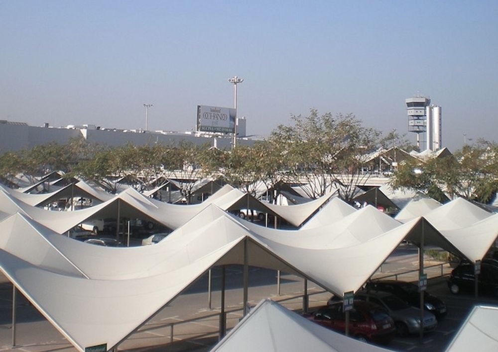 St&ouml;lderna begicks p&aring; parkeringen vid Alicante flygplats.