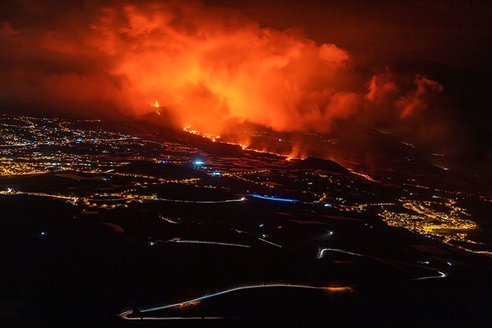 Tv&aring; tidigare ok&auml;nda sprickor i jordskorpan ska ha orsakat vulkanutbrottet 2021 p&aring; La Palma och &auml;ven ha orsakat skador l&aring;ngt fr&aring;n vulkanen.