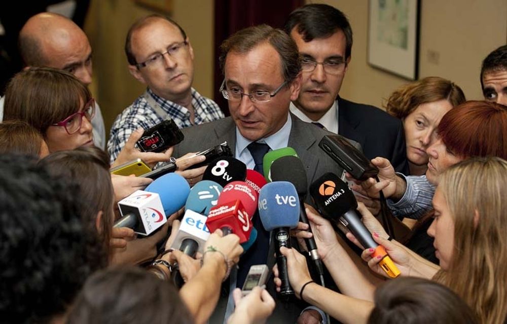 Nye h&auml;lsov&aring;rdsministern Alfonso Alonso kallar tillbaka sin f&ouml;retr&auml;dare Ana Matos kontroversiella medicinavgift. Foto: La Moncloa - Gobierno de Espa&ntilde;a