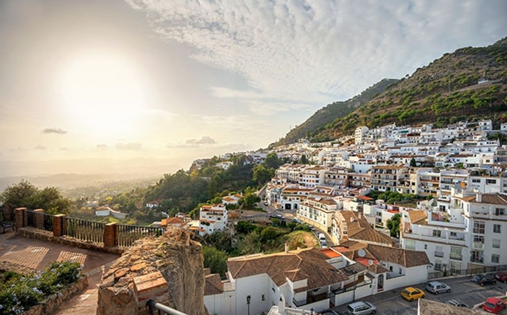 Mijas-Pueblo f&ouml;rlorar enligt Partido Popular mycket av sin charm n&auml;r bes&ouml;karna tvingas utst&aring; l&aring;nga k&ouml;er.