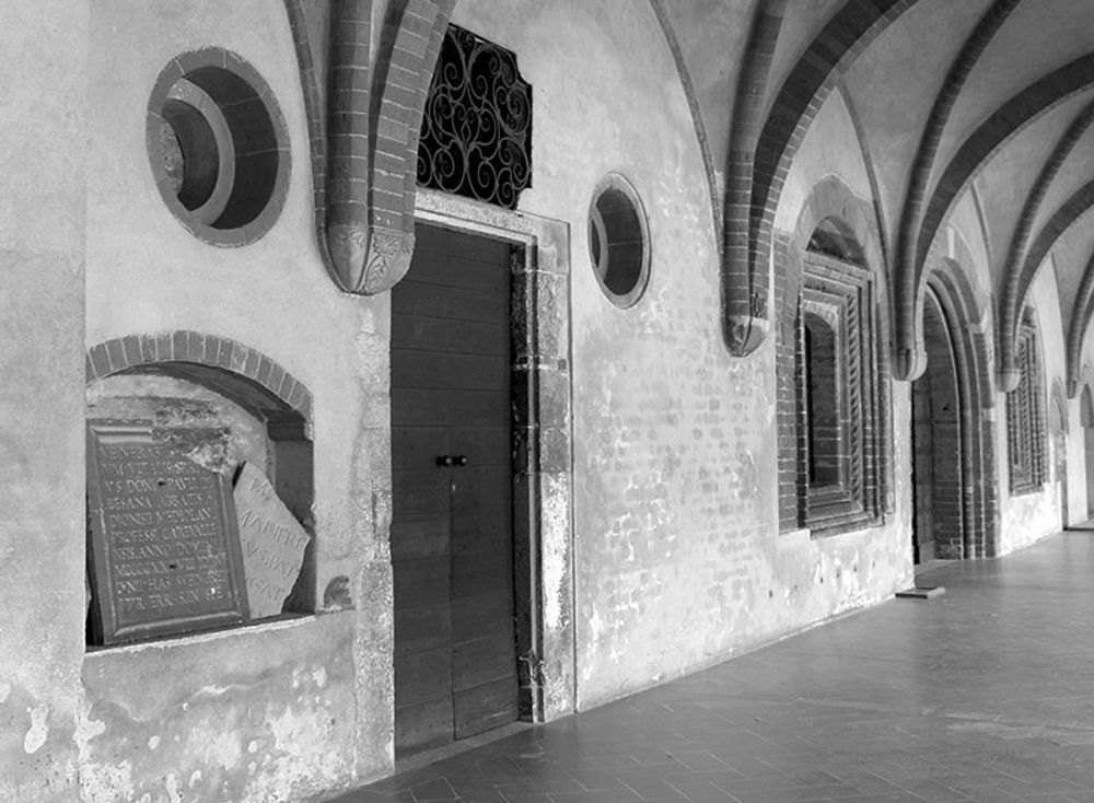Rese&auml;ventyret forts&auml;tter i ett italienskt kloster.