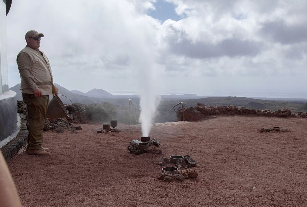 Nationalparken Timanfaya p&aring; Lanzarote varnar f&ouml;r att st&ouml;ld av lavastenar skadar b&aring;de &ouml;mt&aring;liga ekosystem och &ouml;ns kulturarv.