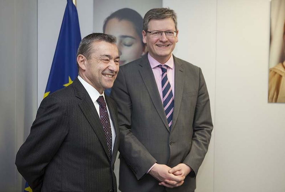 EU:s arbetskommissarie L&aacute;zsl&oacute; Andor (t.h.) utreder om de spanska restriktionerna respekterar EU:s grundprinciper. Foto: Presidencia del Gobierno. Gobierno de Canarias