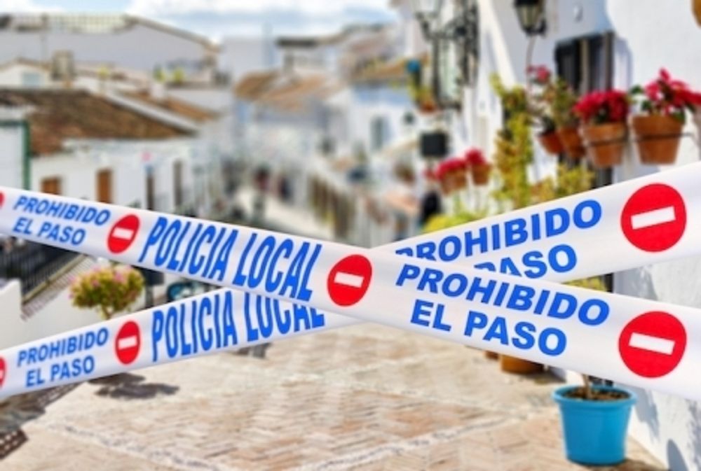 Trots strikt perimeterkarant&auml;n i hela Spanien sl&auml;pps utl&auml;ndska turister fortsatt in med flyg, vilket &ouml;kar missn&ouml;jet hos den egna befolkningen.