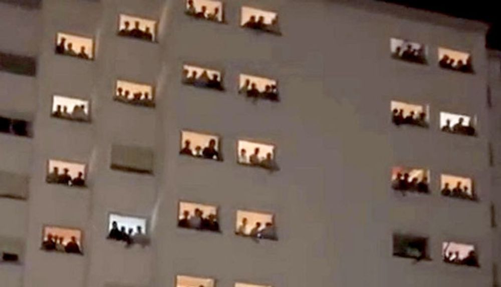 En video visar hur studenterna i en elitskola i Madrid skriker grova sk&auml;llsord till de kvinnliga studenterna i fastigheten mittemot.