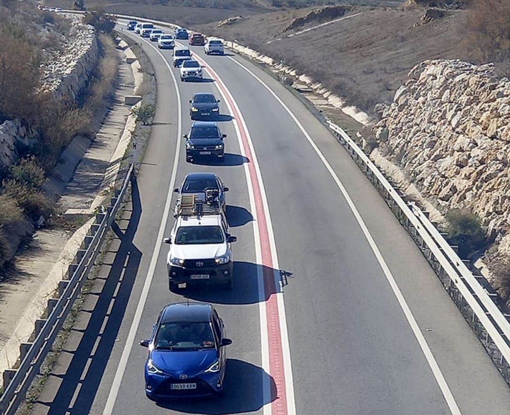 Den nya r&ouml;dm&aring;lade skiljelinjen p&aring; A-355 &auml;r unik och f&ouml;ljer EU:s nya riktlinjer f&ouml;r trafiks&auml;kerhet. Foto: Junta de Andaluc&iacute;a