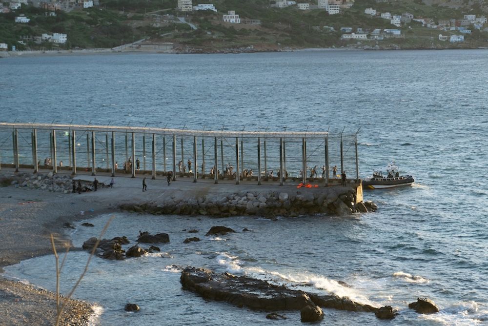Bland de omrking 9.000 migranter som de senaste dagarna tagit sig &ouml;ver gr&auml;nsen mellan Marocko och Ceuta, finns ett stort antal ensamma barn och ton&aring;ringar.