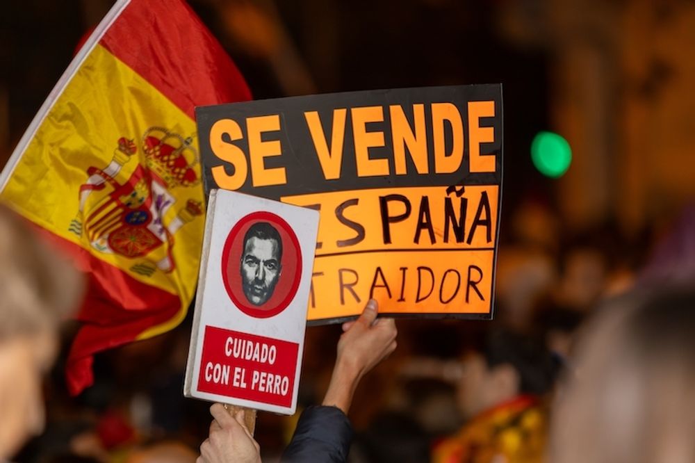 Sedan november samlas h&ouml;gerradikaler varje kv&auml;ll f&ouml;r att demonstrera mot regeringen utanf&ouml;r PSOE:s huvudkontor i Madrid.