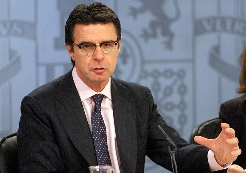 Energiministern Jose Manuel Soria f&ouml;rs&ouml;ker tona ned kritiken mot provborrningarna genom att lova s&auml;rskilda anslag till Kanarie&ouml;arna. Foto: La Moncloa - Gobierno de Espa&ntilde;a