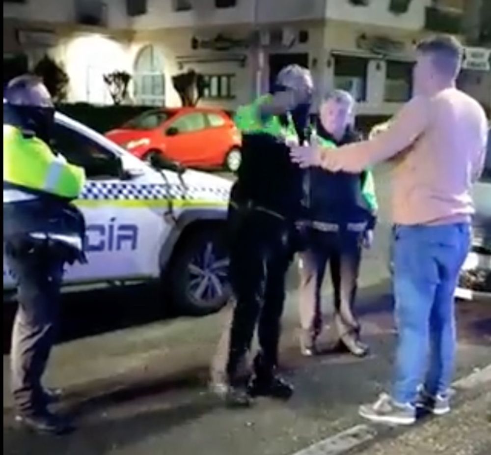 En video som blivit viral visar hur lokalpolisen till synes oprovocerat sl&aring;r en man i ansiktet med sin batong.