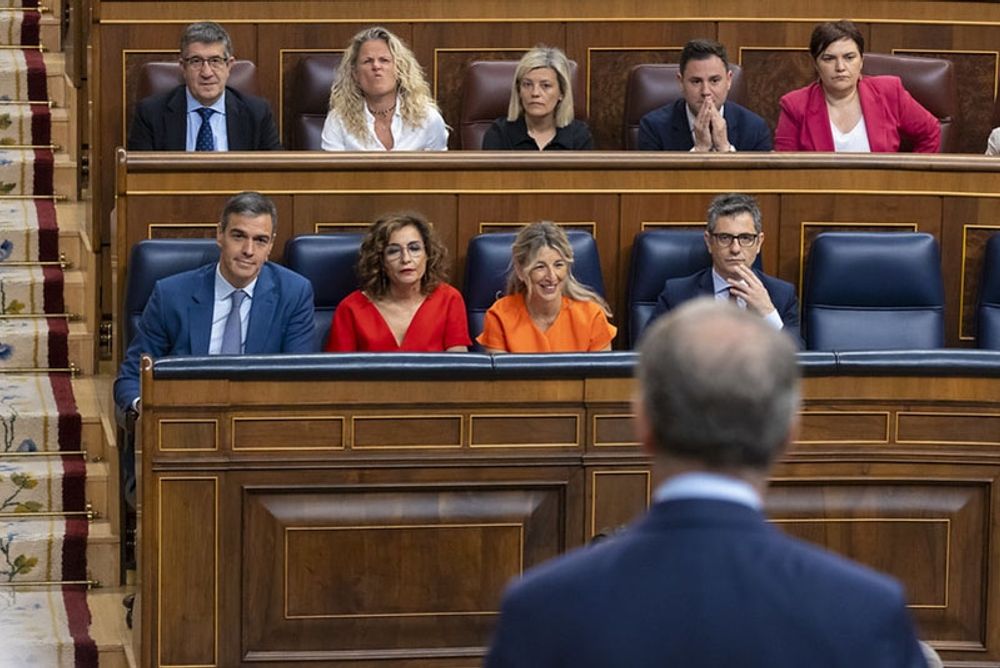 Oppositionsledaren Alberto N&uacute;&ntilde;ez Feij&oacute;o (i f&ouml;rgrunden) uppger att amnestilagen utg&ouml;r den definitiva n&aring;dast&ouml;ten f&ouml;r socialistpartiet. Foto: PSOE