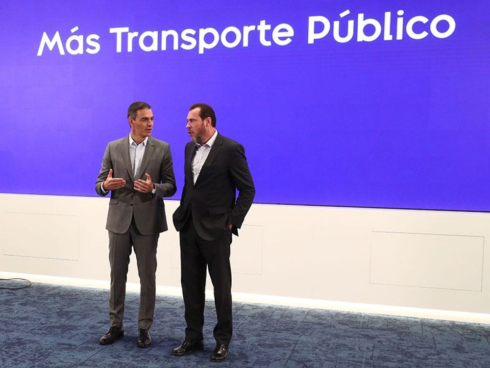 Transportministern &Oacute;scar Puente (till h&ouml;ger) med regeringschefen Pedro S&aacute;nchez.