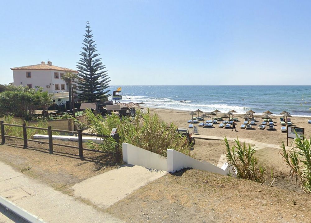 Stranden El Charc&oacute;n, n&auml;ra Faro de Calaburras, har st&auml;ngts av sanit&auml;ra sk&auml;l. Foto: Google Maps