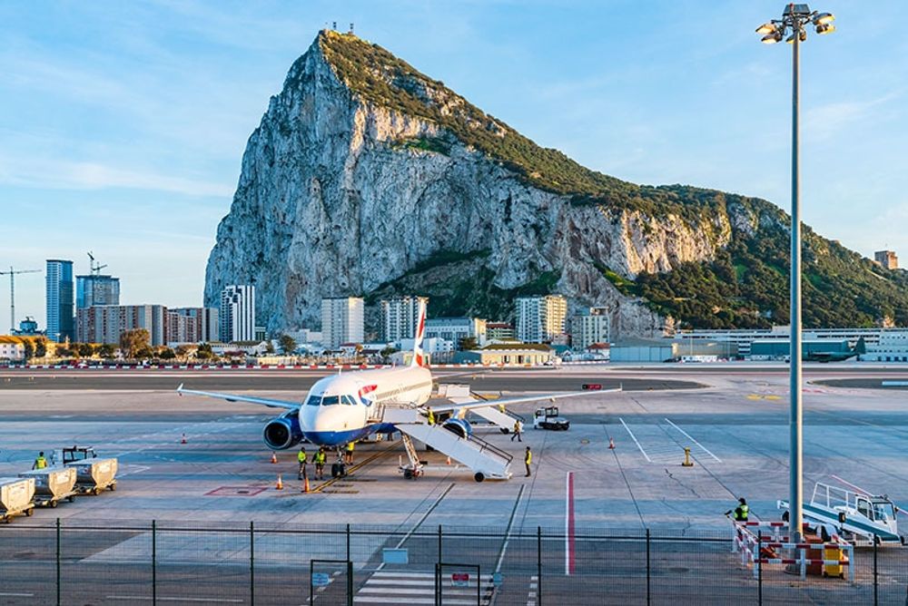 N&auml;r flyg till Gibraltar av n&aring;gon anledning omdirigeras till M&aacute;laga har m&aring;nga passagerare sv&aring;righeter att korsa gr&auml;nsen till Spanien.