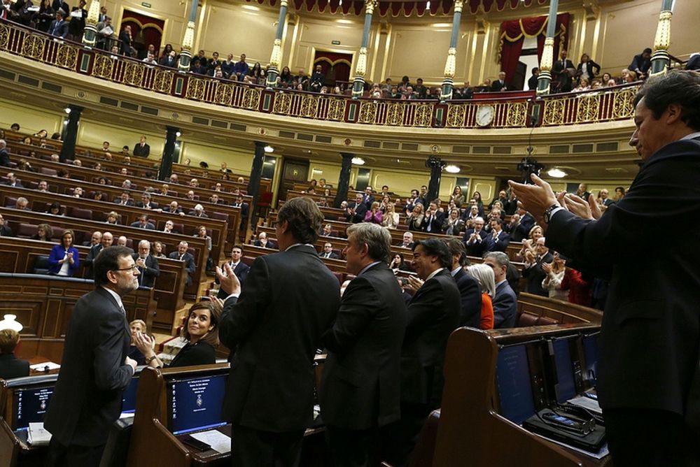 Mariano Rajoy fick rungande appl&aring;der fr&aring;n de egna leden under f&ouml;rsta dagen av debatten i parlamentet om landets situation.
