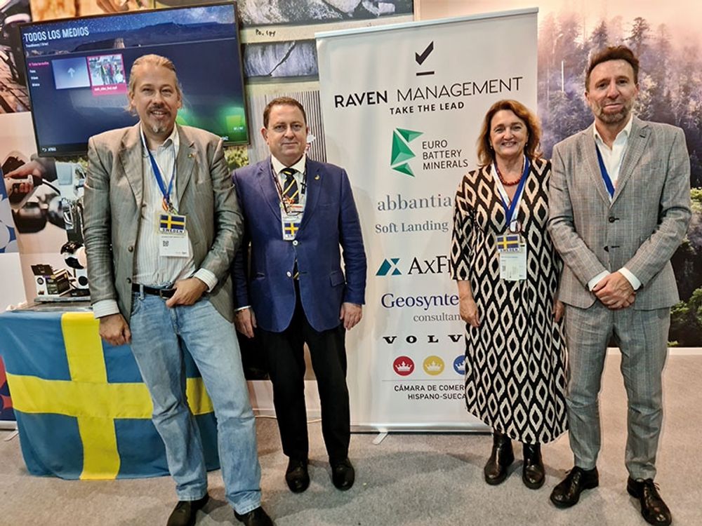 De ansvariga f&ouml;r Sveriges monter, fr&aring;n v&auml;nster: Christer Heljestrand (Eurobattery Minerals), Carlos Montesa Kaijser (Sveriges honor&auml;rkonsul i Sevilla), M&oacute;nica Cauza Bottala (Abbantia Law Firm) och Roberto Garc&iacute;a Mart&iacute;nez (VD f&ouml;r Eurobattery Minerals). Foto: Christer Heljestrand