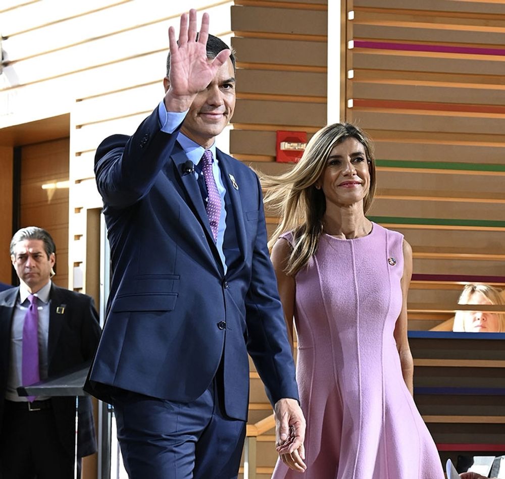 N&auml;r p&aring;hoppen p&aring; Pedro S&aacute;nchez spridit sig till hans hustru Bego&ntilde;a G&oacute;mez har den spanske regeringschefen valt att ryta till.