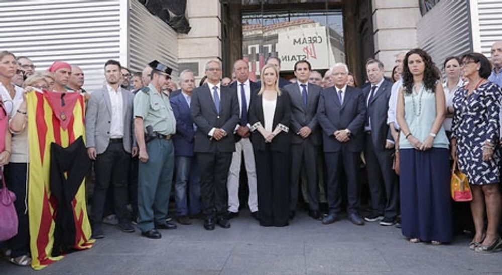 Runt hela Spanien h&ouml;lls det 18 augusti en tyst minut f&ouml;r offren i Katalonien. Bilden &auml;r fr&aring;n Madrid. Foto: Cristina Cifuentes